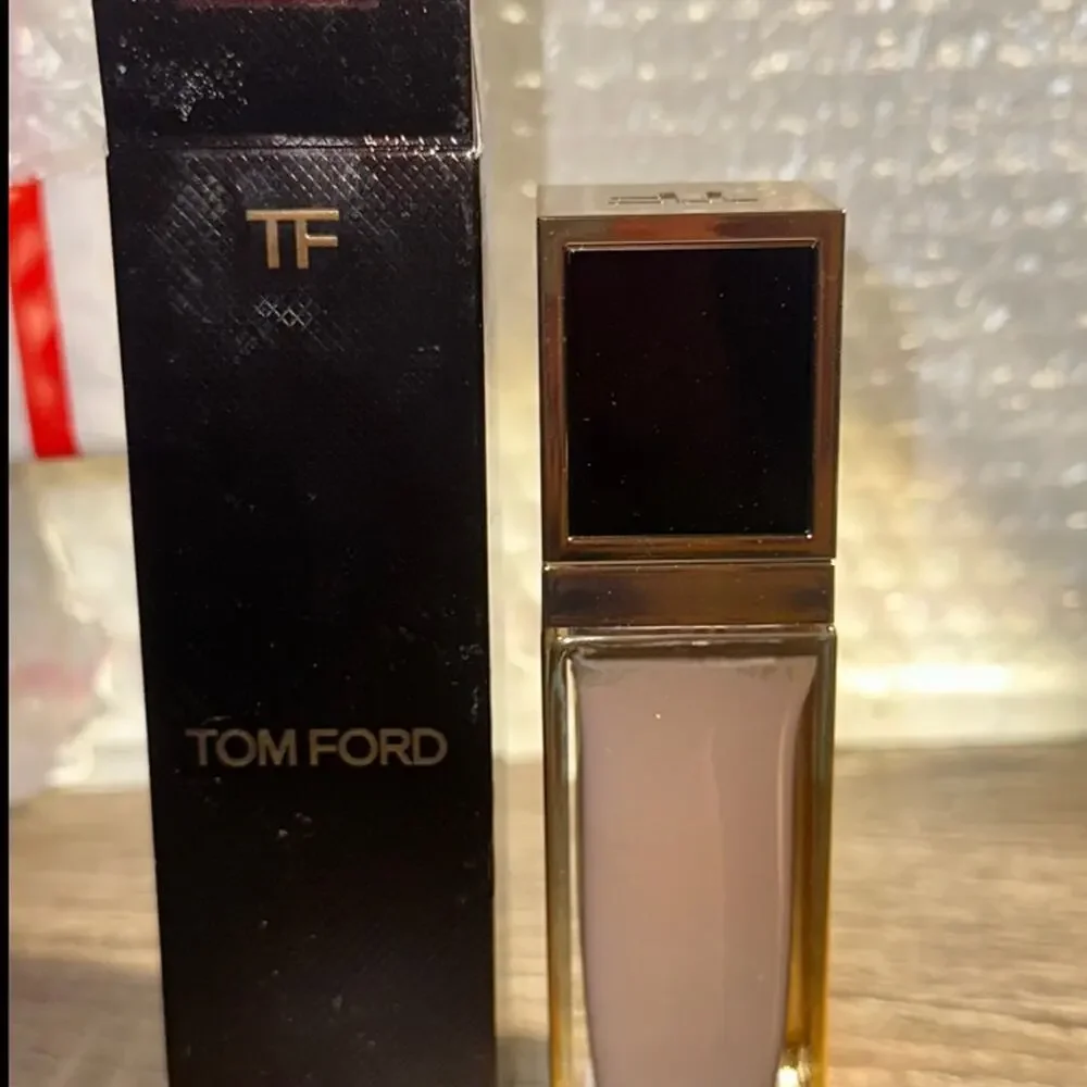 Tom Ford Shade and Illuminate Soft Radiance Foundation Broad Spectrum SPF50 face